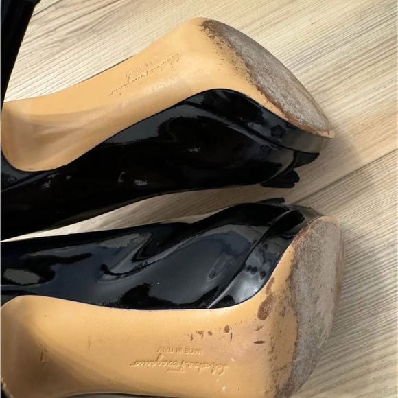 Salvatore Ferragamo Black Patent Pumps with Grosgrain Bow and Gold Plaque - Picture 4 of 6
